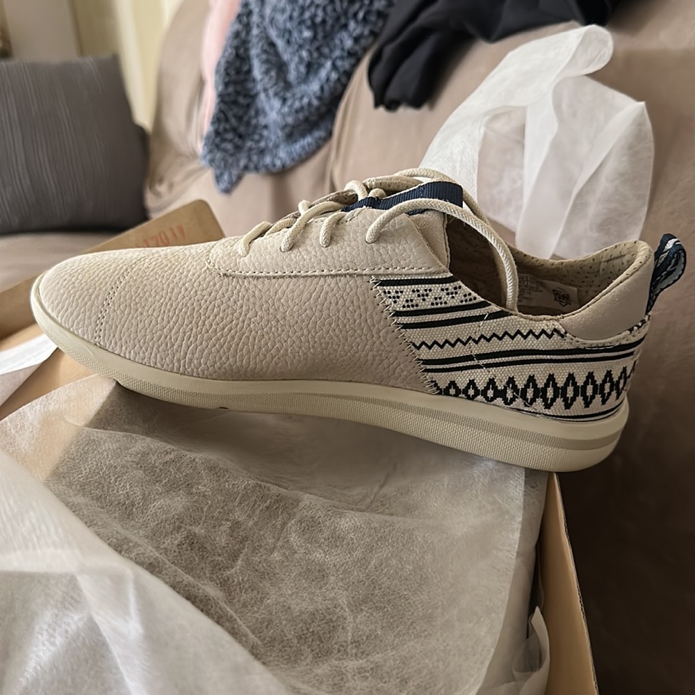 NIB NWT Toms sneakers